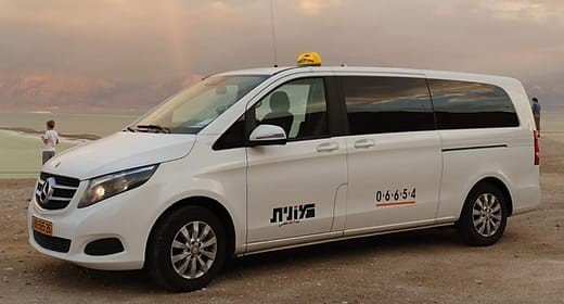 מיניוואן של אילת טקסי בנוף המדבר